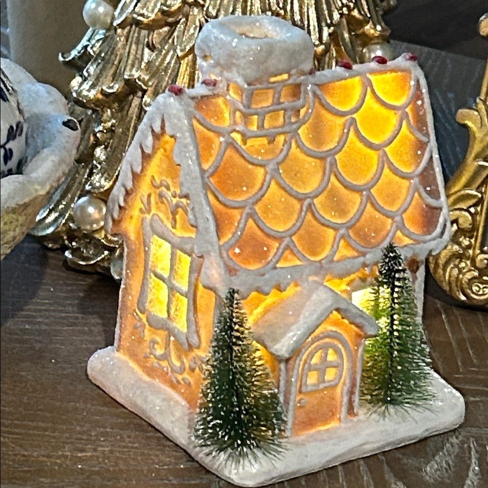 NEW! LIGHTED Christmas Holiday Gingerbread Cottage House - Picture 7 of 12